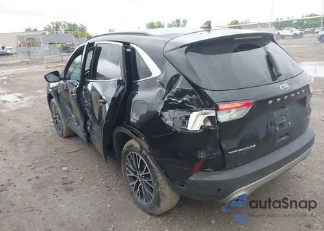 2021 Ford Escape Titanium Plug-In Hybrid z USA, uszkodzony, nr VIN 1FMCU0LZ5MUA67361